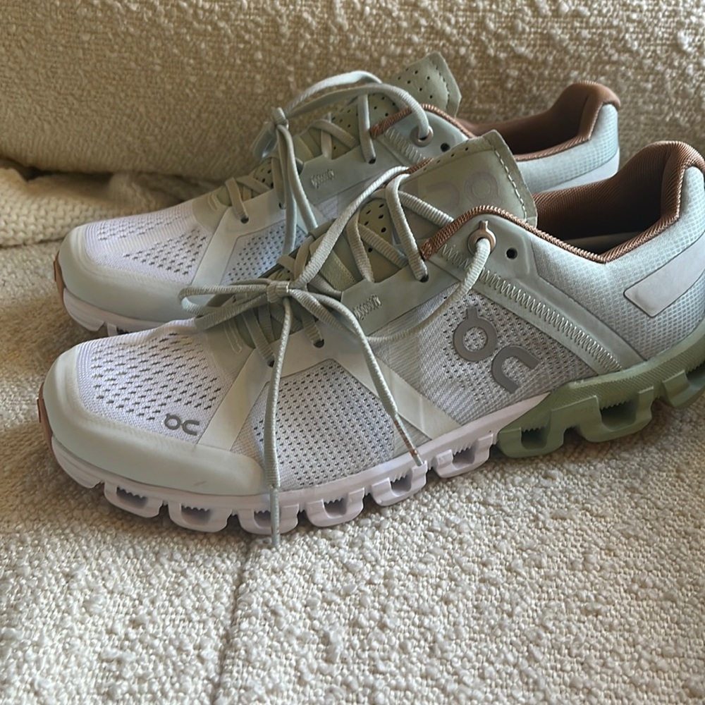 NWOB On Cloudflow in Aloe. Size 7.